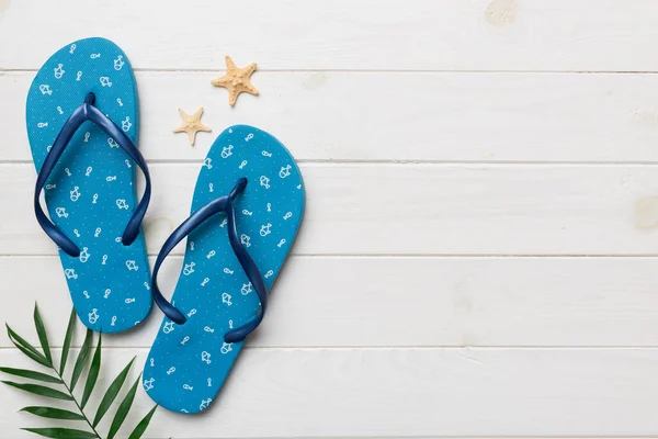 Flat Lay Composition Flip Flops Seashell Colored Background Space Text — Stockfoto