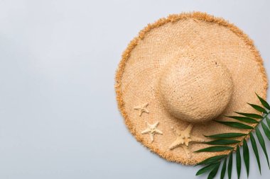 Yaz tatili. Hasır şapka ve tropikal yapraklı yaz konsepti. Düz konum, üst görünüm, kopyalama alanı.