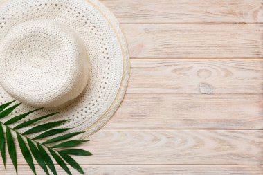 Yaz tatili. Hasır şapka ve tropikal yapraklı yaz konsepti. Düz konum, üst görünüm, kopyalama alanı.