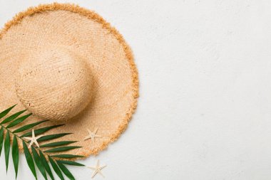 Yaz tatili. Hasır şapka ve tropikal yapraklı yaz konsepti. Düz konum, üst görünüm, kopyalama alanı.