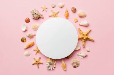 Yaz mevsimi konsepti, boş tebrik kartı ve renkli arkaplan üzerine boş beyaz kağıt. Çerçeve şeklinde deniz kabukları metin üstü görünümü için boşluk ile ayrılmış.