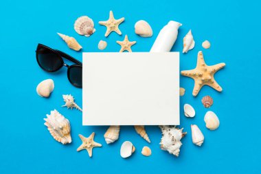 Yaz mevsimi konsepti, boş tebrik kartı ve renkli arkaplan üzerine boş beyaz kağıt. Çerçeve şeklinde deniz kabukları metin üstü görünümü için boşluk ile ayrılmış.