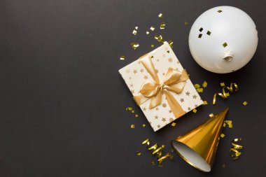 Renkli balon, hediye ve konfeti ile tatil geçmişi. Düz yatış stili. Kopya alanı olan doğum günü veya parti tebrik kartı.