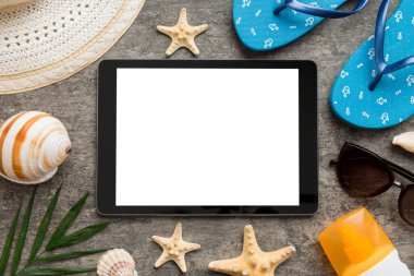 Renkli arka planda tablet ve plaj aksesuarlarıyla düz kompozisyon. Boş ekran ile tablet bilgisayarı kopyalama alanı ile maket.