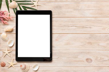 Renkli arka planda tablet ve plaj aksesuarlarıyla düz kompozisyon. Boş ekran ile tablet bilgisayarı kopyalama alanı ile maket.