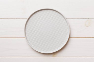 Ahşap zemin üzerinde boş ışık plakası üst görünümü. Tasarımın için boş boşluk.