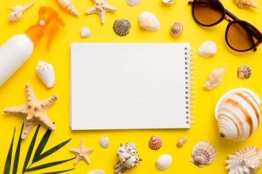 Arka planda plaj aksesuarları olan boş bir kitap, kopyalama alanı. Kopyalama alanı olan düz.