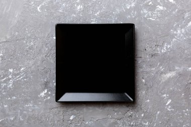 Çimento arka planındaki boş kare plakanın üst görünümü. Tasarımın için boş boşluk.
