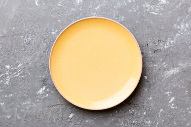 Çimento arka planındaki boş turuncu plakanın üst görüntüsü. Tasarımın için boş boşluk.