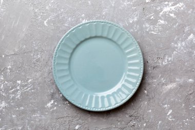 Ahşap zemin üzerinde boş ışık plakası üst görünümü. Tasarımın için boş boşluk.