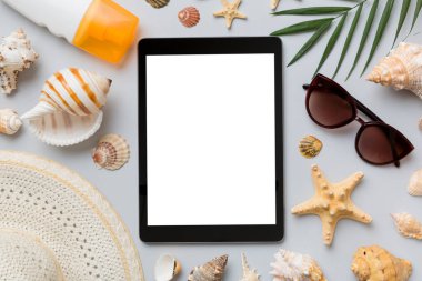 Renkli arka planda tablet ve plaj aksesuarlarıyla düz kompozisyon. Boş ekran ile tablet bilgisayarı kopyalama alanı ile maket.