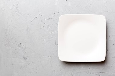 Çimento arka planındaki boş kare plakanın üst görünümü. Tasarımın için boş boşluk.