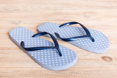 Plaj aksesuarları. Renkli arka planda parmak arası terlik ve denizyıldızı. Üst görünüm Kopyalama alanı ile modelle.