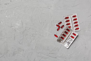 Masa arkasında koruyucu yüz maskeleri, cerrahi maskeler, ilaç hapları ve termometre. Coronavirus hastalığı. Corona virüsü konsepti. Metin için boşluk.