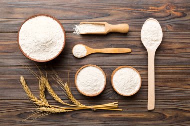 Tahta kasede buğday unu ve renkli arka planda buğday dikenleri. dünya buğday krizi.