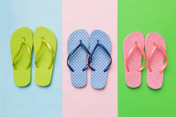 Plajă Elegantă Flip Flops Fundal Color Vedere Sus — Fotografie, imagine de stoc