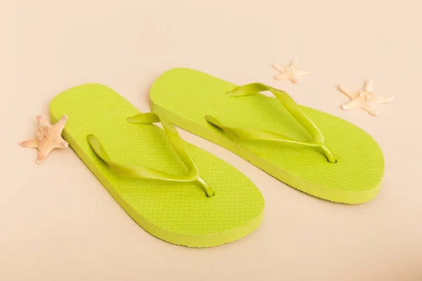 Accesorios Playa Chanclas Estrellas Mar Sobre Fondo Color Vista Superior — Foto de Stock