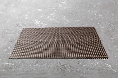 Çimento arka planındaki yemek için gri masa örtüsünün perspektif görüntüsü. Tasarımın için boş boşluk.