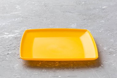 Beton zemin üzerinde boş kare plakanın perspektif görünümü. Tasarımın için boş boşluk.