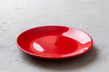 Beton zemin üzerinde boş kırmızı plakanın perspektif görünümü. Tasarımın için boş boşluk.