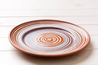 Çimento arka planındaki boş renkli plakanın perspektif görüntüsü. Tasarımın için boş boşluk.