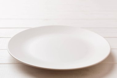 Ahşap zemin üzerinde boş ışık plakası perspektifi. Tasarımın için boş boşluk.