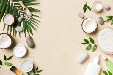 Hindistan cevizi yağı dolu kavanozlar ve renkli arka planda kozmetik kremi. Üst Manzara. Metnin için boş yer. Doğal spa Hindistan cevizi kozmetik ve organik tedavi konsepti Hindistan cevizi spa bileşimi.