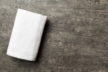 Renkli arkaplanda kopyalama alanı olan beyaz havluların üst görünümü.