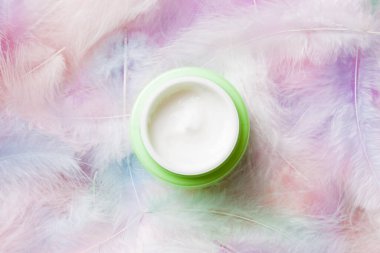 Spa kozmetik ürünleri, krem şişeleri, markalaşma modelleri, tüylü üst manzara. Düz yatıyordu.