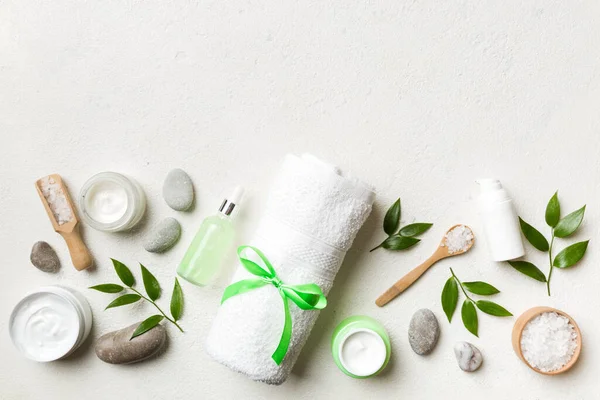 Hindistan cevizi yağı dolu kavanozlar ve renkli arka planda kozmetik kremi. Üst Manzara. Metnin için boş yer. Doğal spa Hindistan cevizi kozmetik ve organik tedavi konsepti Hindistan cevizi spa bileşimi.