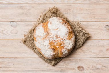 Peçetenin üstünde taze taze taze ekmek, üst manzara. Sağlıklı mayasız ekmek. Fransız ekmeği. Üst görünüm Fırın ürünleri.