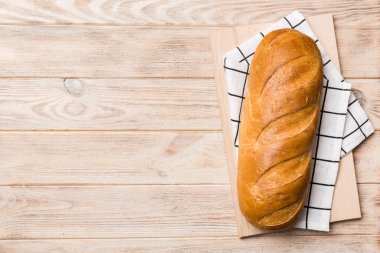 Kırsal masa manzaralı peçeteli taze pişmiş ekmek. Sağlıklı beyaz ekmek izole edilmiş..