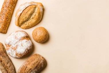 Ev yapımı doğal ekmek. Arka plan olarak farklı taze ekmek türleri, kopya alanı ile üst görünüm.