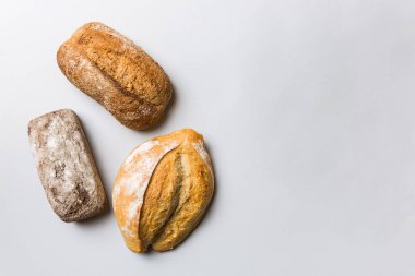 Ev yapımı doğal ekmek. Arka plan olarak farklı taze ekmek türleri, kopya alanı ile üst görünüm.