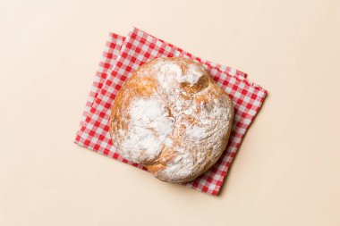 Peçetenin üstünde taze taze taze ekmek, üst manzara. Sağlıklı mayasız ekmek. Fransız ekmeği. Üst görünüm Fırın ürünleri.