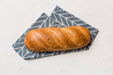 Kırsal masa manzaralı peçeteli taze pişmiş ekmek. Sağlıklı beyaz ekmek izole edilmiş..