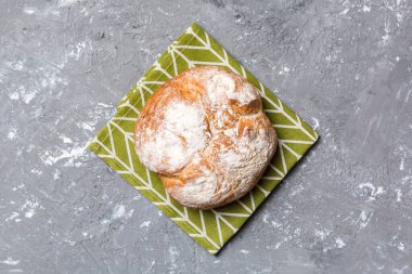 Peçetenin üstünde taze taze taze ekmek, üst manzara. Sağlıklı mayasız ekmek. Fransız ekmeği. Üst görünüm Fırın ürünleri.