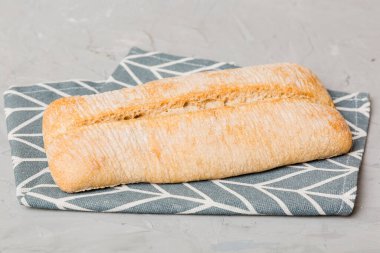 Kırsal masa manzaralı peçeteli taze pişmiş ekmek çeşitleri. Sağlıklı mayasız ekmek. Fransız ekmeği.