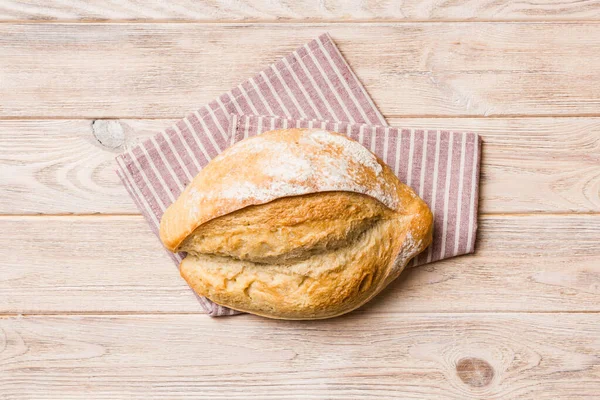 Köy manzaralı peçeteli taze pişmiş lezzetli Fransız ekmeği. Sağlıklı beyaz ekmek..