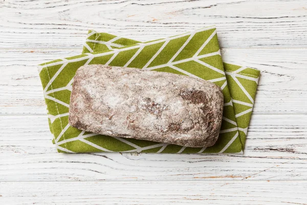 Peçetede taze çavdar ekmeği, kırsal arka planda taze ekmek..