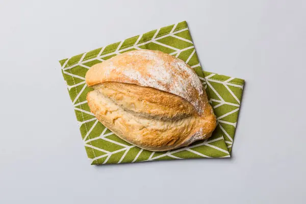 Čerstvě Upečený Lahodný Francouzský Chléb Ubrouskem Rustikálním Stolku Zdravý Bílý — Stock fotografie