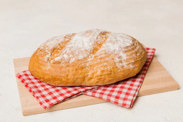 Frisch Gebackenes Brot Auf Schneidebrett Vor Weißem Holzhintergrund Perspektivische Ansicht — Stockfoto