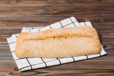 Kırsal masa manzaralı peçeteli taze pişmiş ekmek çeşitleri. Sağlıklı mayasız ekmek. Fransız ekmeği.