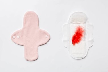 Renkli, parlak, yeniden kullanılabilir adet pedleri. sıfır atık kadın dönemi konsepti kopya alanı ile üst görünüm.