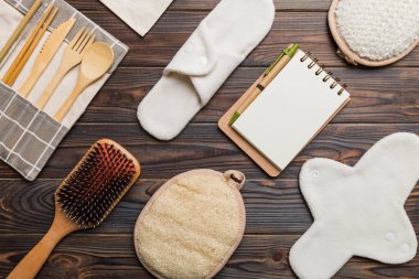 Sıfır atık. Çevre dostu günlük aksesuarlar. en üstteki görünüm.