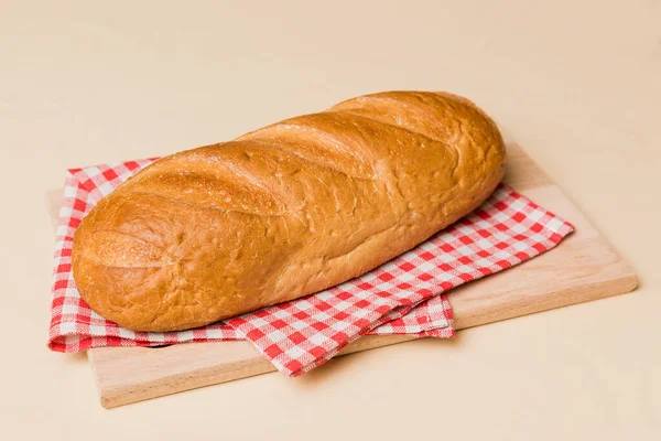 Čerstvě Upečený Chléb Řezací Desce Bílém Dřevěném Pozadí Pohled Pohled — Stock fotografie