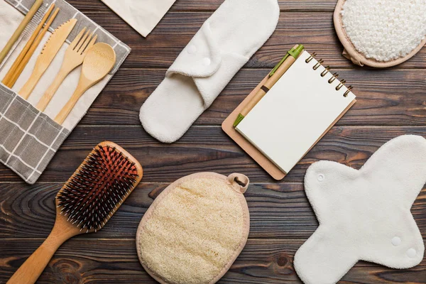 Sıfır atık. Çevre dostu günlük aksesuarlar. en üstteki görünüm.