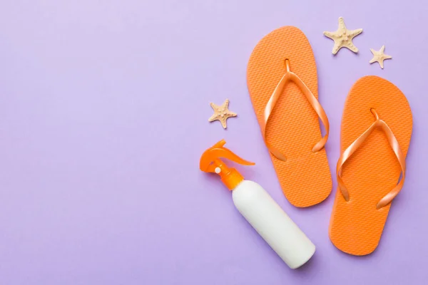 Concepto Viaje Verano Accesorios Playa Chanclas Estrellas Mar Blanco Vista — Foto de Stock