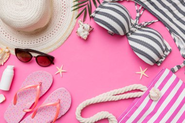 Kadın mayo ve plaj aksesuarları renkli arka plan yaz seyahati konseptine düz bir görünüm kazandırıyordu. Bikini mayo, hasır şapka ve deniz topuklu ayakkabı. Üst görünümü kopyala.