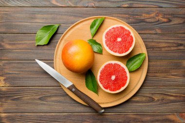 Renkli arka planda taze meyve greyfurt dilimleri. Üst Manzara. Uzayı kopyala yaratıcı yaz konsepti. Minimum düzlükte turunçgillerin yarısı kopyalama alanı ile yatar.